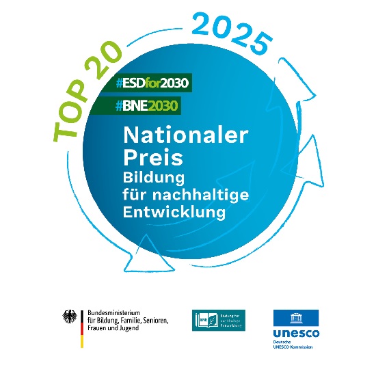 Damit erhält die VHS als kommunale Weiterbildungseinrichtung in NRW bundesweite Anerkennung für ihr Engagement. Die Auszeichnung unterstreicht die zentrale Rolle, die Einrichtungen der öffentlich verantworteten Weiterbildung bei der Umsetzung von BNE spielen – insbesondere im Hinblick auf das Weiterbildungsgesetz NRW, in dem BNE als gesetzliche Pflichtaufgabe verankert ist (§ 1 WbG NRW).